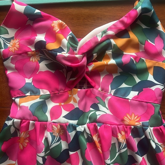 Entro Size Small Floral Maxi Dress Keyhole opening inthe front - Picture 11 of 11